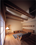 RC造による木材の暖かみある居室空間